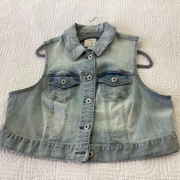 Torrid Light Wash Denim Vest Size 1X - Picture 12 of 13